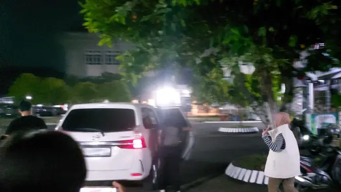 KPK Jemput Paksa Istri Bupati Pemalang Dini Hari, Bungkam Saat Dihadang Wartawan