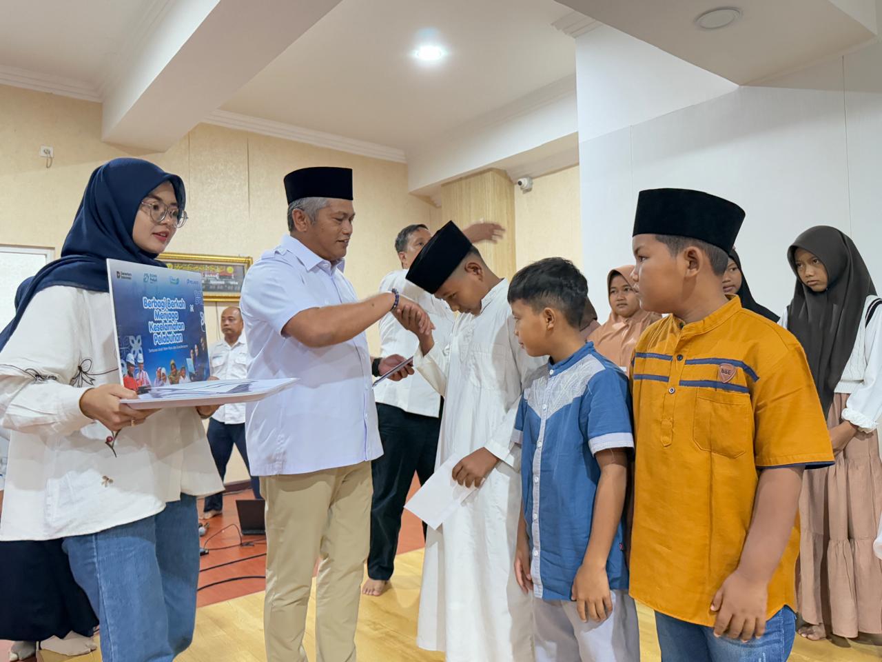 Santuni 100 Anak Yatim, Pelindo Regional 1 Padukan Doa dan K3 untuk Keselamatan Pelabuhan