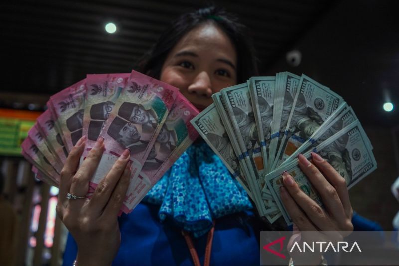 Rupiah Tembus Rp18.083 per Dolar AS, Sinyal The Fed Tahan Suku Bunga dan Transisi BI Jadi Beban Ganda
