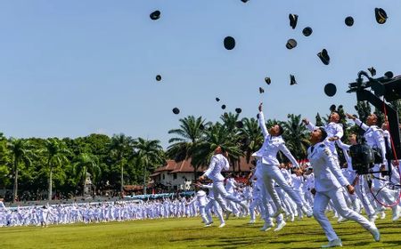 Presiden Prabowo Lantik 1.204 Pamong Praja Muda IPDN, 10 Lulusan Terima Penghargaan