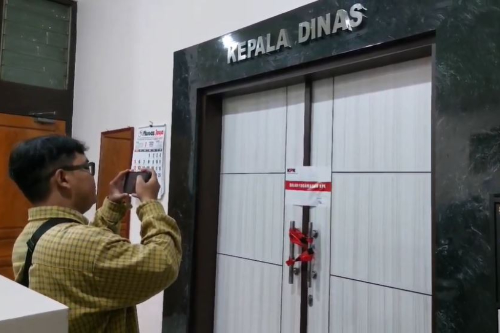 KPK Segel Kantor PUPR dan Dua Rumah di Pemalang, Istri Bupati Dibawa dari Pendopo