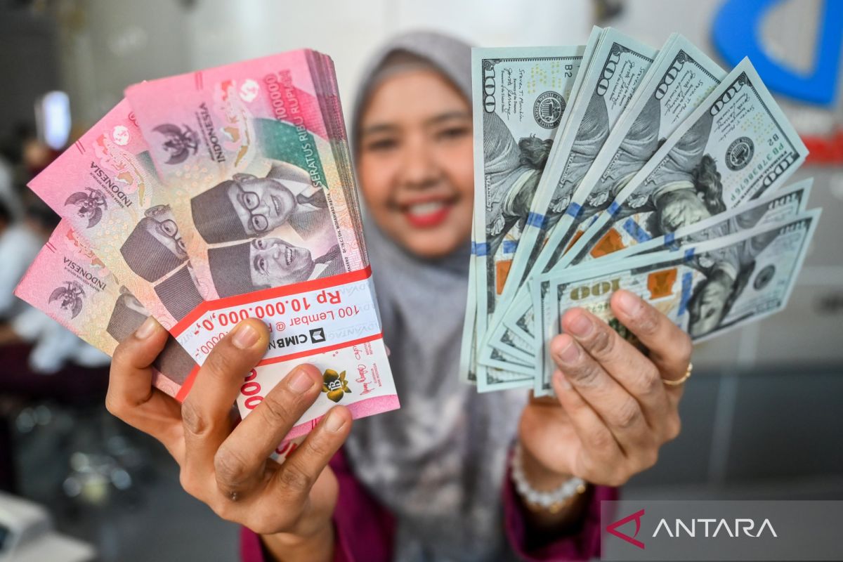 Rupiah Melemah 61 Poin ke Rp18.070 per Dolar AS pada Sesi Pembukaan Selasa
