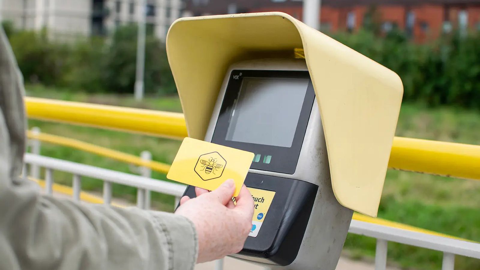 Apple Wallet Segera Dukung Bee Card untuk Tiket Bus dan Trem Manchester