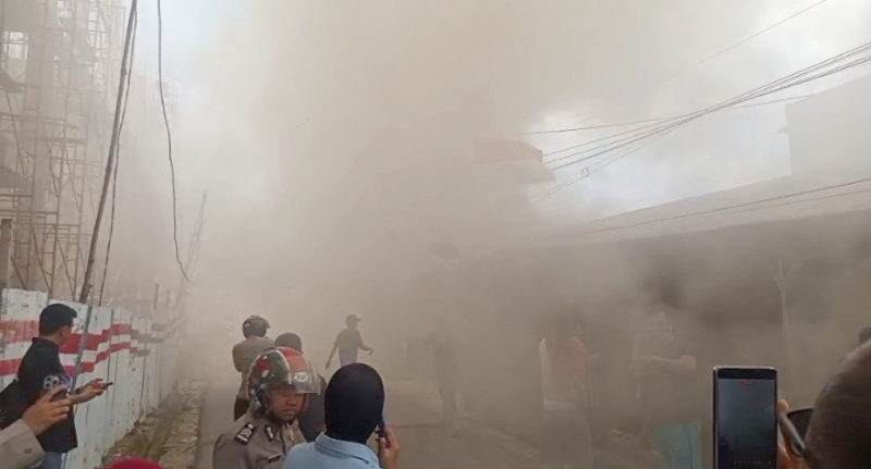 Asrama Polisi di Belakang Mapolda Jambi Ludes Terbakar, 8 Rumah Dinas Hangus, Petugas Damkar Kolaps