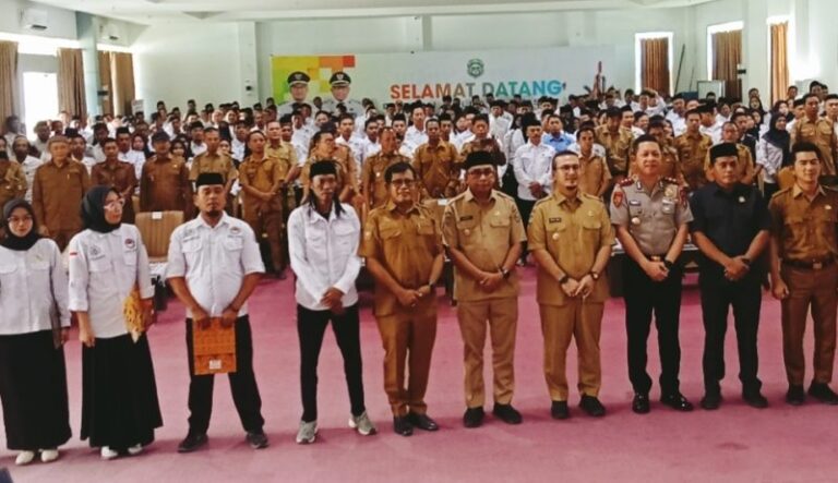 Bupati Mamuju Tengah Serahkan SK NIPD ke Seluruh Perangkat Desa, Targetkan Tata Kelola Pemerintahan Desa Lebih Profesional