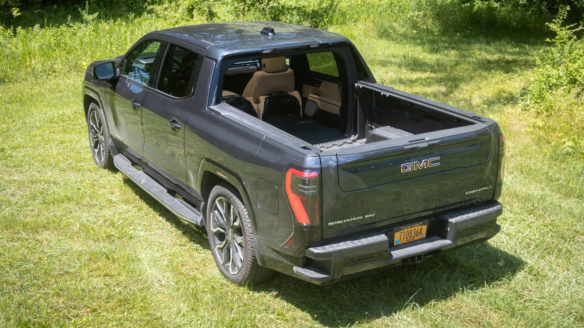 Fitur MidGate GMC Sierra EV dan Chevrolet Silverado EV Terbukti Jadi Alasan Paling Praktis Membeli Pickup Listrik