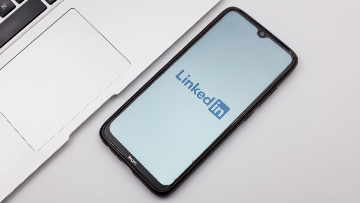 LinkedIn Hadirkan Tombol “Seems Like AI Slop” untuk Laporkan Postingan Buatan AI