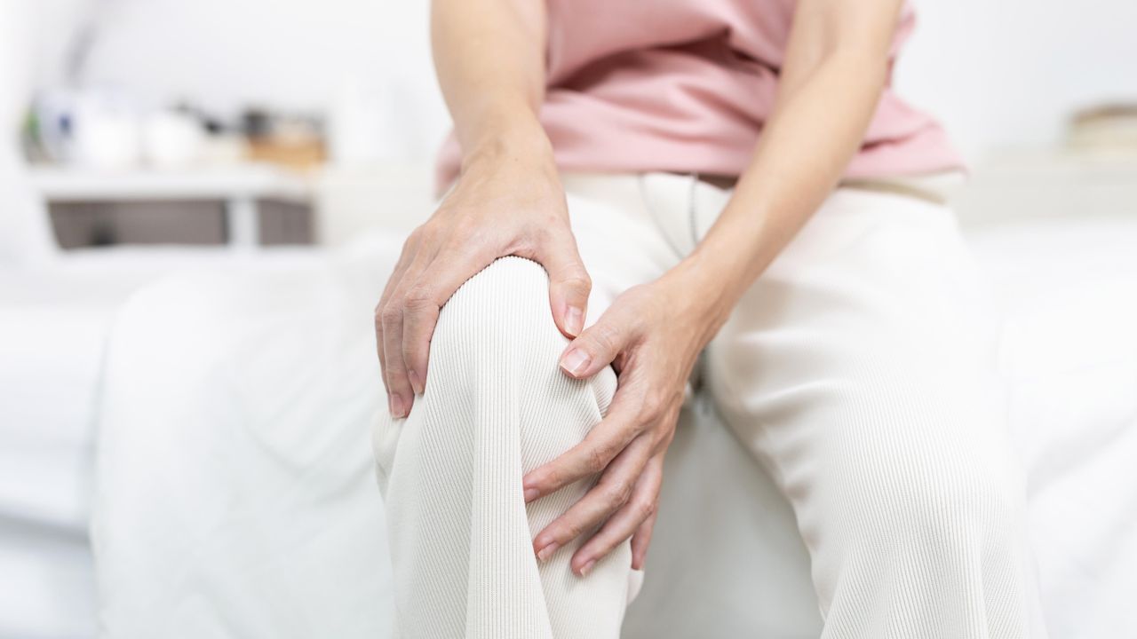 Heel Slides untuk Lutut Kaku di Usia 60+: Satu Gerakan 5 Menit yang Direkomendasikan Fisioterapis