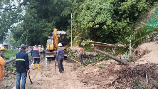 Longsor Lembah Anai Tutup Total Jalur Padang-Bukittinggi, Polisi Kerahkan Alat Berat