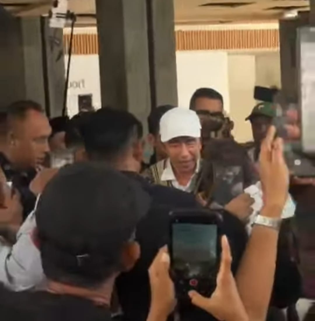 Jokowi Disambut Ribuan Warga Saat Tiba di Kupang, Langsung Salat Jumat dan Temui Warga di Pantai Oesina