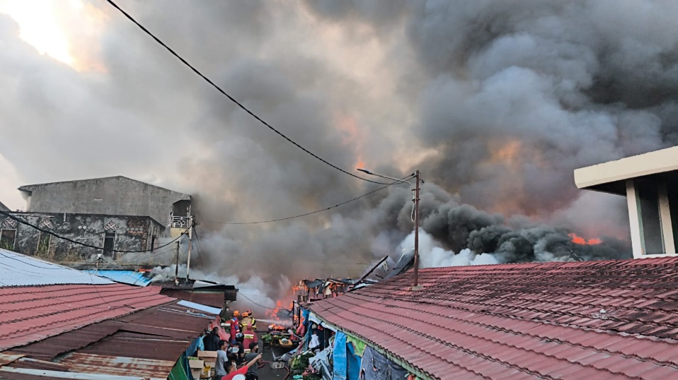 Pasar Sepinggan Balikpapan Hangus, 15 Unit Damkar Dikerahkan Padamkan Api dari Bangunan Kayu