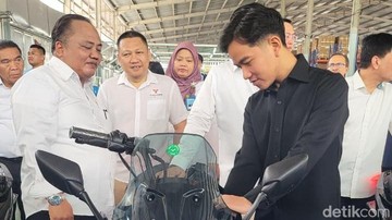 Gibran Test Ride Tangkas X7: Motor Listrik Bongsor Rakitan Lokal yang Jadi Andalan Gojek