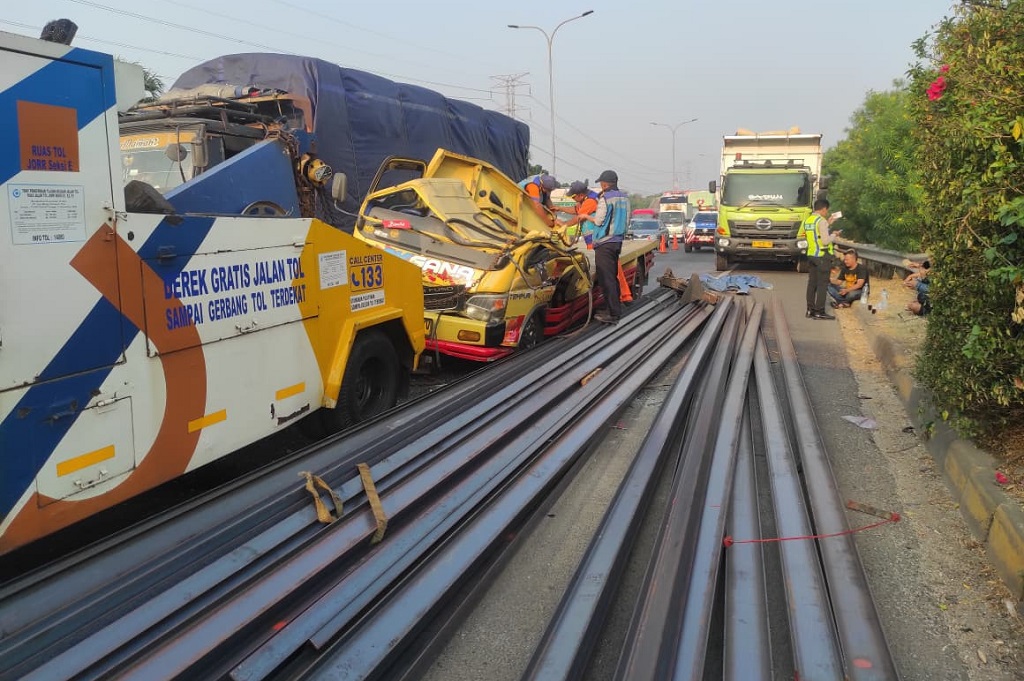 Kecelakaan Truk di Tol JORR Jatiasih Akibat Sopir Mengantuk, Muatan Besi Berhamburan ke Jalan