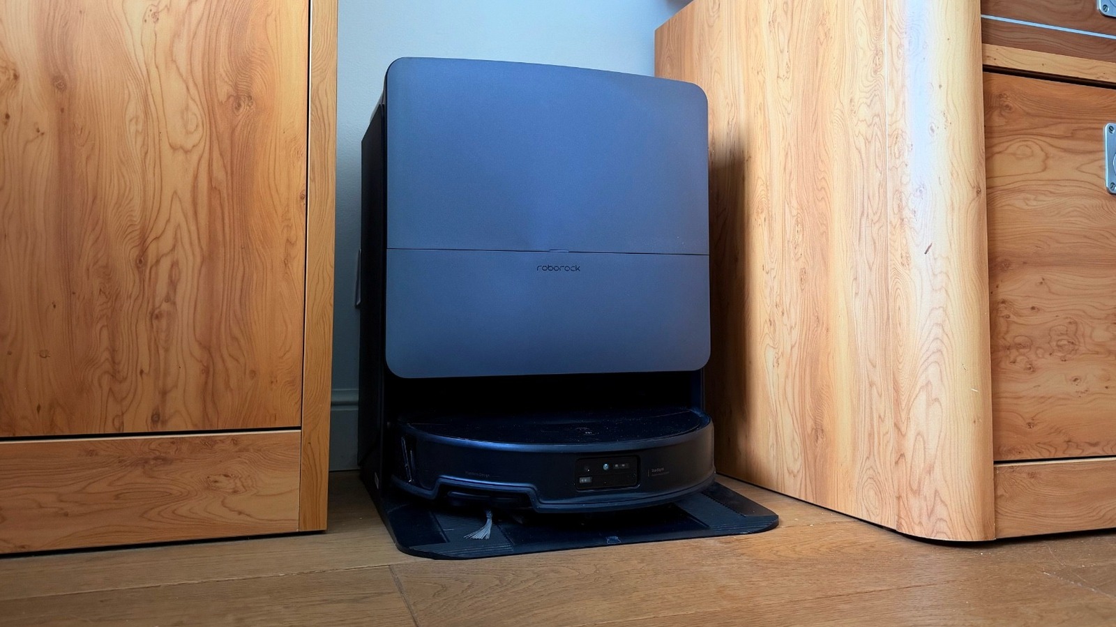 Roborock Saros 20: Robot Vacuum Premium dengan Navigasi AI dan Daya Hisap Maksimal