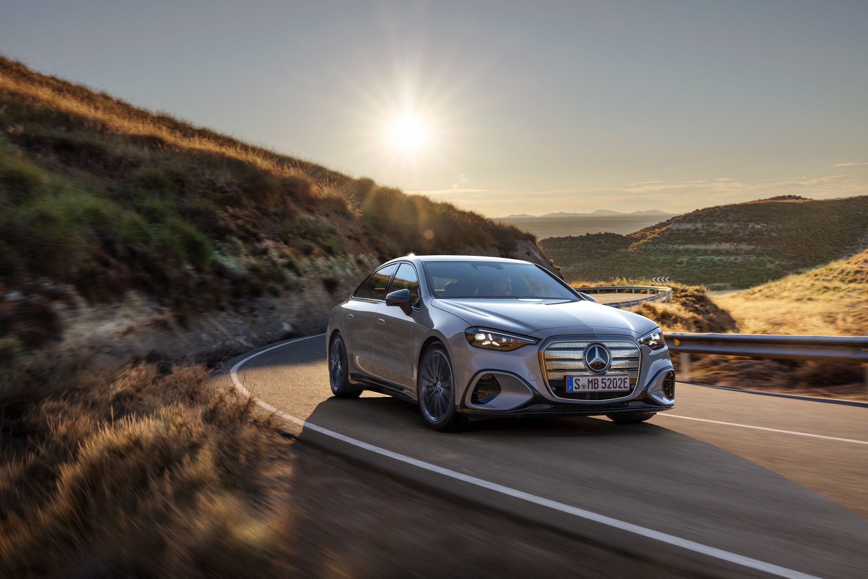 Review Mercedes-Benz C-Class EV 2027: Listrik Premium 482 HP, Tapi Layar Masih Overload