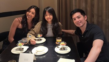 Potret Nicky Tirta dan Mantan Istri Beri Kejutan Ultah untuk Anak, Ini Pesan Pentingnya