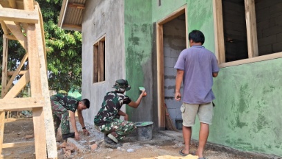 Rehabilitasi RTLH Bu Wagiyem di Lampung Utara Masuki Tahap Pengecatan, Satgas TMMD Ke-129 Kerja Bareng Warga