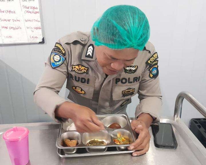 Polres Lingga Periksa Keamanan 1.335 Porsi Makan Bergizi Gratis di SPPG Kemala Bhayangkari, Mulai dari Kebersihan hingga Penyajian