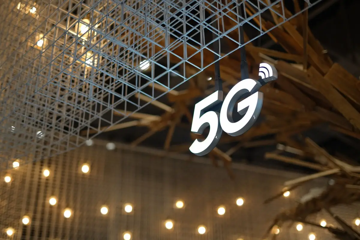 5G di Indonesia: Bukan Cuma Soal Kecepatan, Ini Fondasi IoT dan Kendaraan Pintar