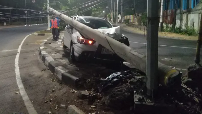 Mobil Tabrak Tiang Listrik di Pluit Utara hingga Roboh, Polisi Selidiki Penyebab Kecelakaan Tunggal