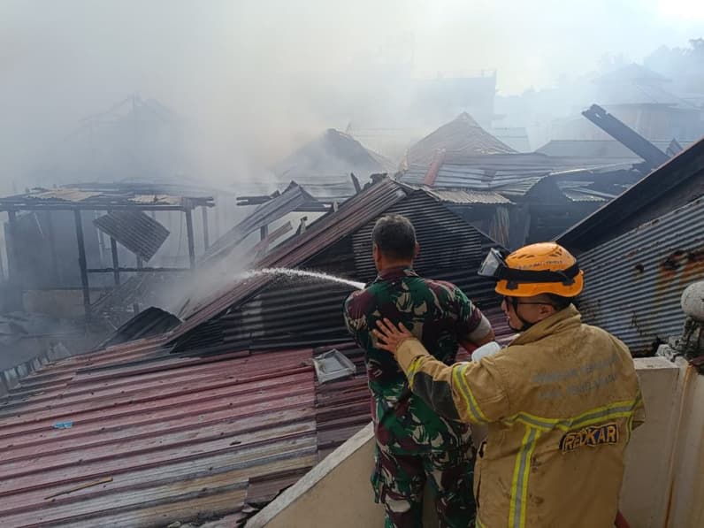 Kebakaran Pasar Sepinggan Balikpapan Hanguskan Tiga Blok, Pedagang Evakuasi Dagangan di Tengah Kepulan Asap