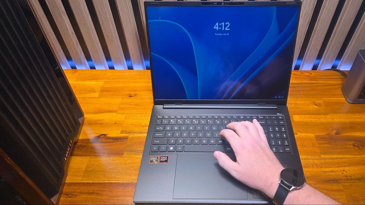 Hati-hati, Gelang Jam Tangan Magnetik Bisa Bikin Layar Laptop Mati Mendadak