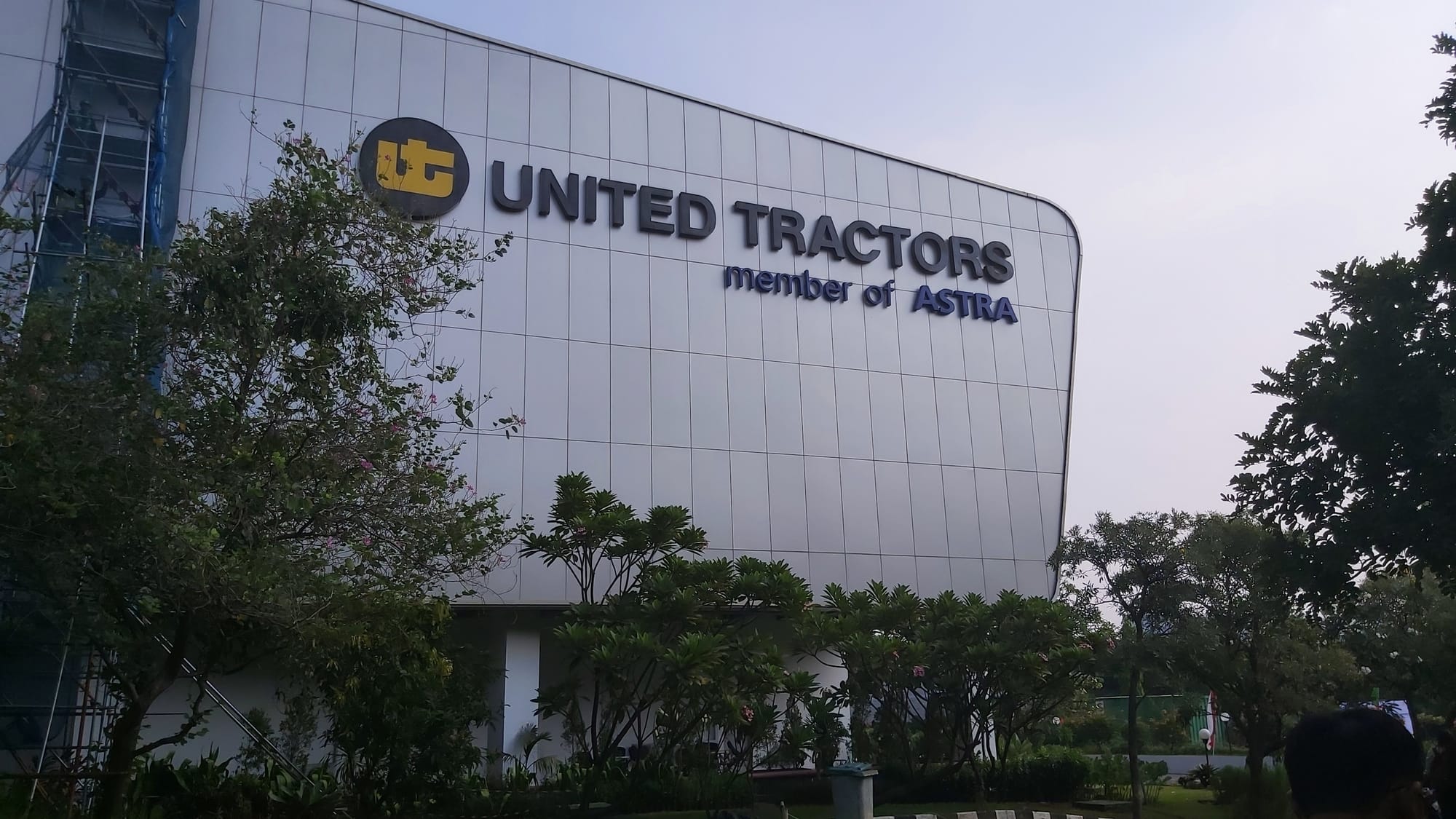 United Tractors Raup Pendapatan Rp58,3 Triliun, Laba Tertekan Harga Emas dan RKAB Batu Bara