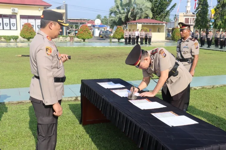 Kapolres Pasaman Barat Pimpin Sertijab Enam PJU dan Kapolsek Sungai Beremas, Ini Daftar Pejabat yang Bergeser