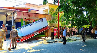 Satpol PP Padang Tertibkan Bangunan di Jalan Taduah Jati yang Pakai Trotoar, Tegur Pengepul Kayu di Kuranji