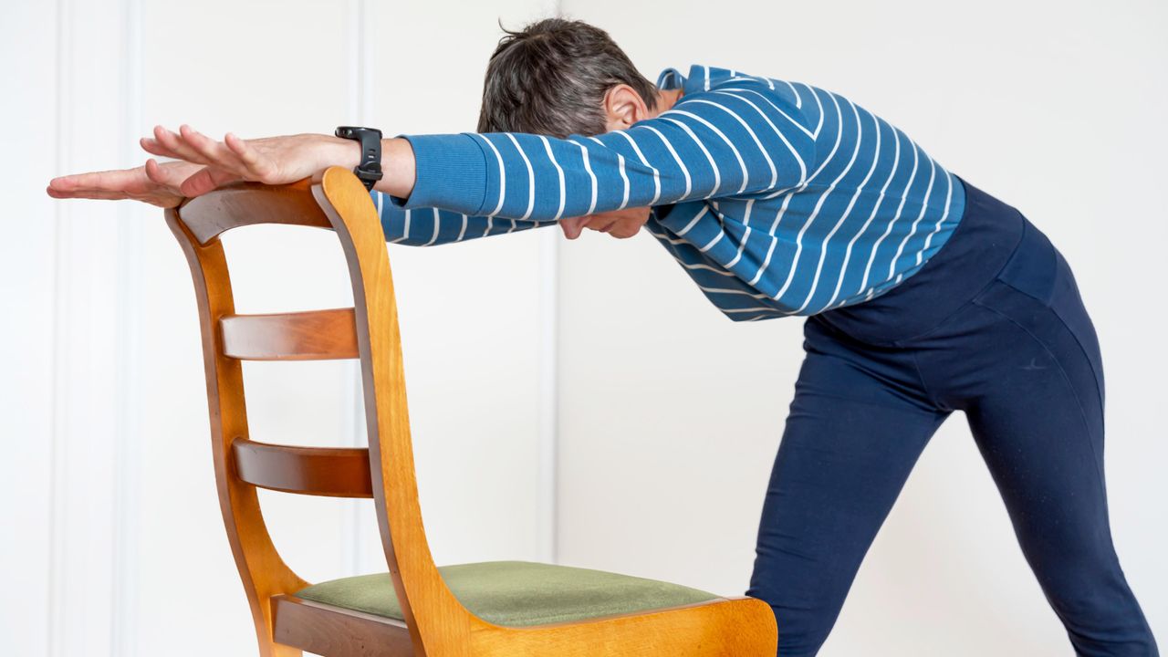 4 Latihan Kursi untuk Ganti Squat dan Lunge: Solusi Aman untuk Sendi Sensitif