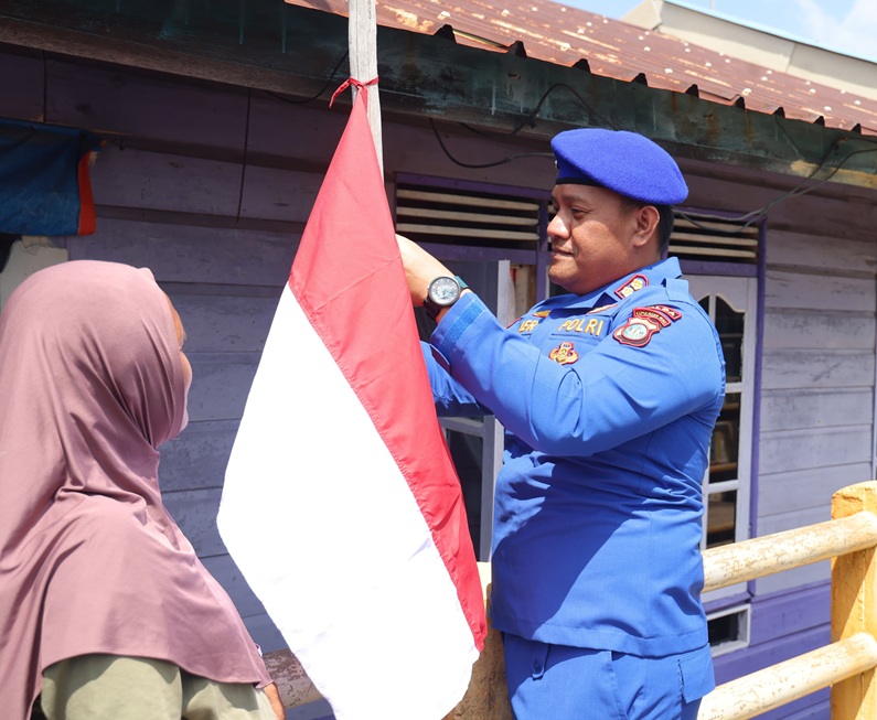 Ditpolairud Polda Kepri Bagikan 1.000 Bendera Merah Putih ke Warga Pulau Kasu Batam, Lengkap dengan 200 Tiang