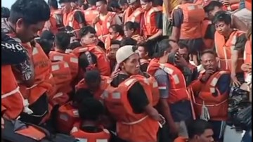 Empat Kapal Bantu Evakuasi Penumpang KM Mutiara Sentosa 2 yang Terjebak Kebakaran di Perairan Sumenep