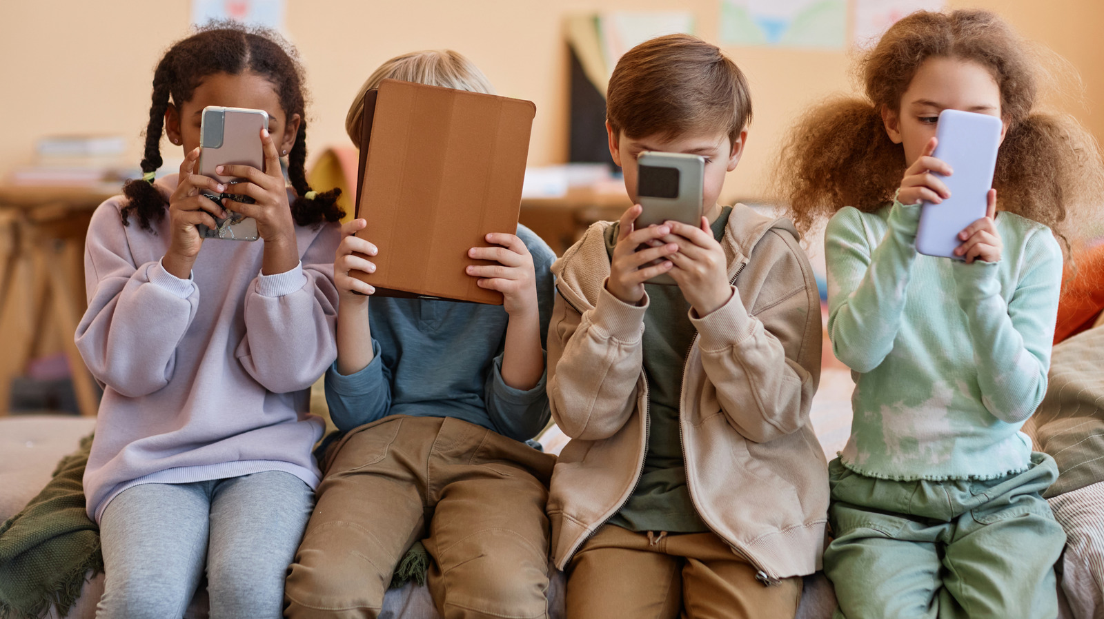 Studi Terbaru: Bahaya Nyata Memberi Smartphone ke Anak di Bawah 12 Tahun