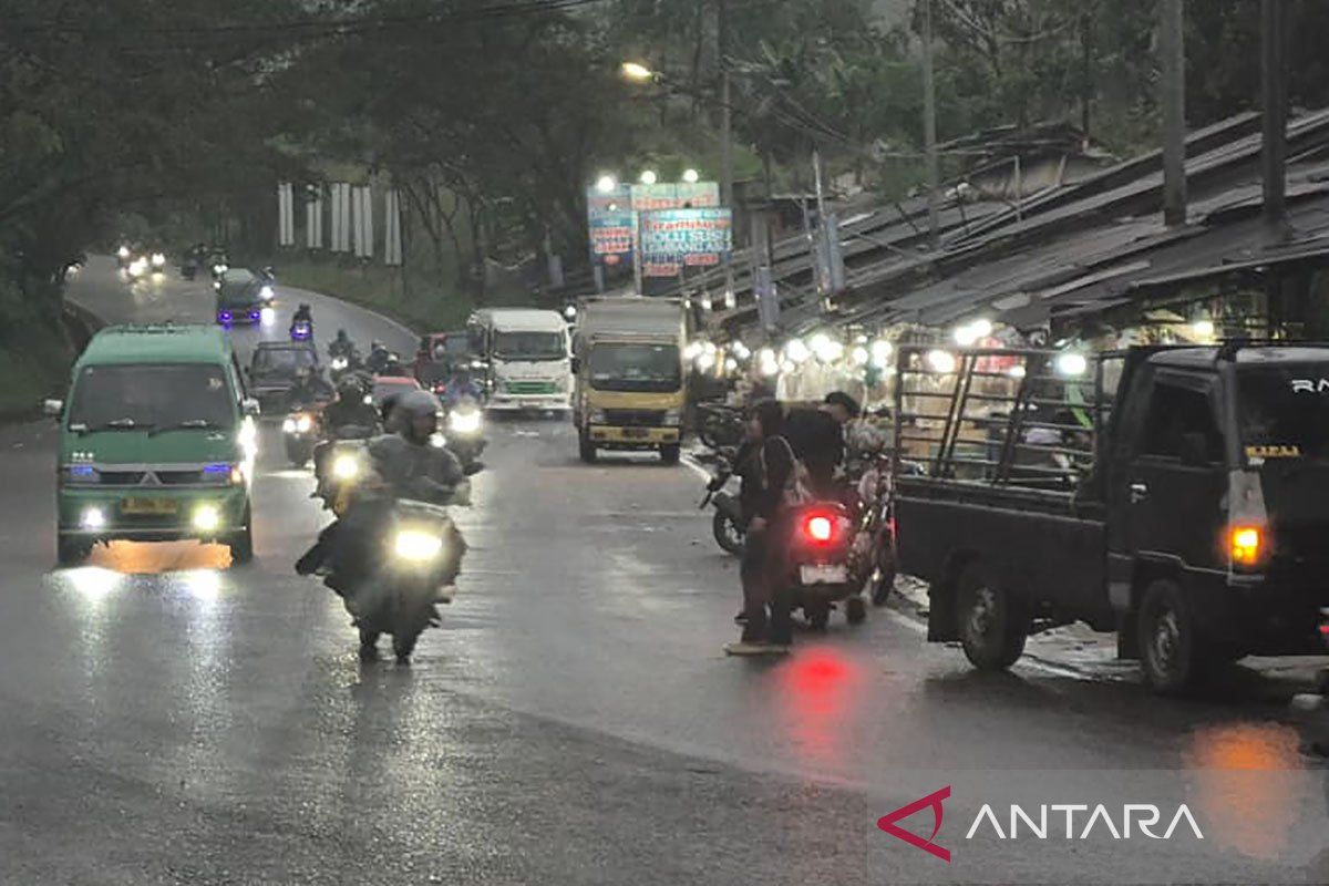 BMKG Imbau Waspada Hujan Petir di Padang, Sebagian Besar Jawa Cerah Berawan pada Minggu