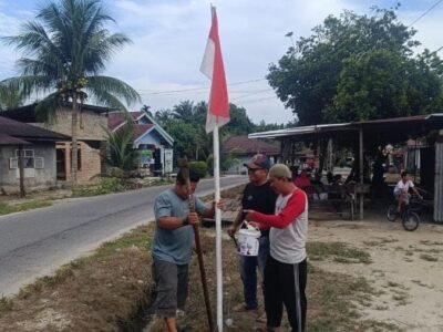600 Tiang Bendera Merah Putih Dipasang Serentak Warga Blok VI Baru Aceh Singkil Sambut HUT Ke-81 RI
