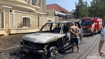 Mobil Range Rover Hangus Terbakar Saat Parkir di Depan Rumah di Semarang, Damkar Sebut Api Berasal dari Kap Mesin