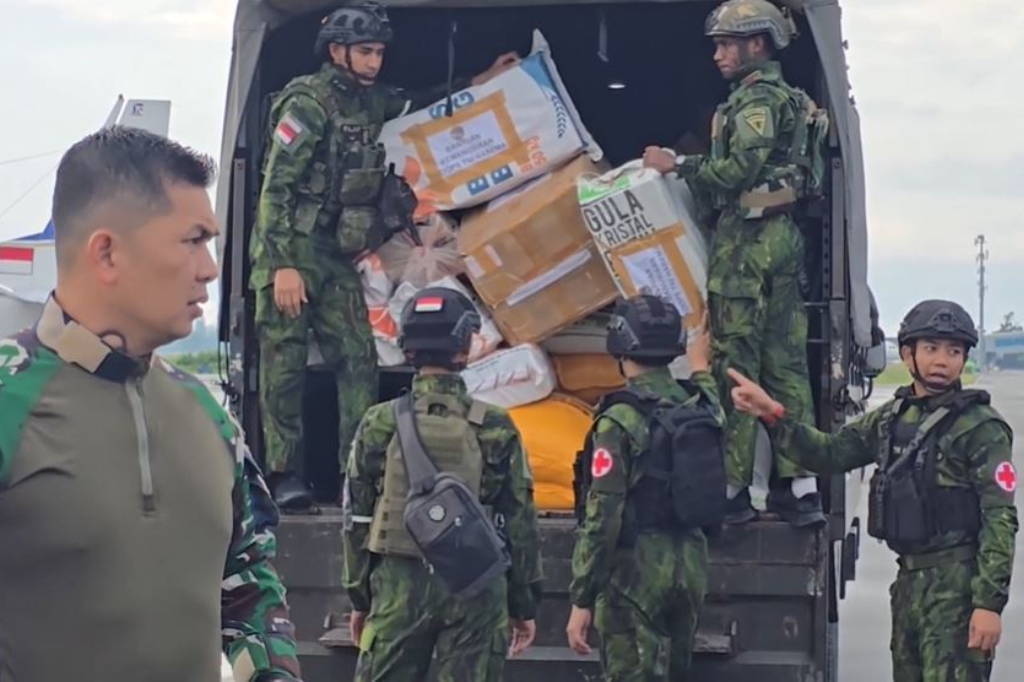 TNI Habema Pikul 2 Ton Logistik 40 Kilometer Demi 3 Distrik Terisolir di Puncak Papua Tengah