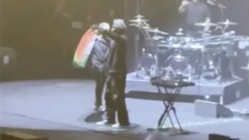 Singapura Cekal Massive Attack Usai Kibarkan Bendera Palestina Saat Konser di Negara Itu