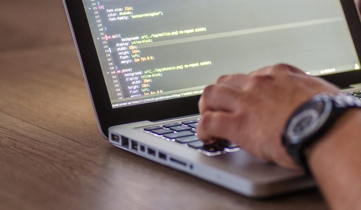 Laptop Coding 2026: Infinix XBOOK B14 Rp 7,6 Juta Sampai MacBook Air M5 Rp 25 Juta