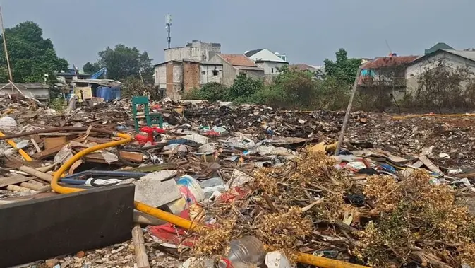 Damkar Jakarta Timur Gugur Padamkan Kebakaran Lahan 6.000 Meter Persegi di Kramat Jati, Sempat Pingsan Akibat Hirup Asap
