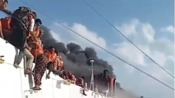 KMP Mutiara Sentosa 2 Terbakar di Utara Madura, 250 Penumpang Dievakuasi ke Kapal Lain