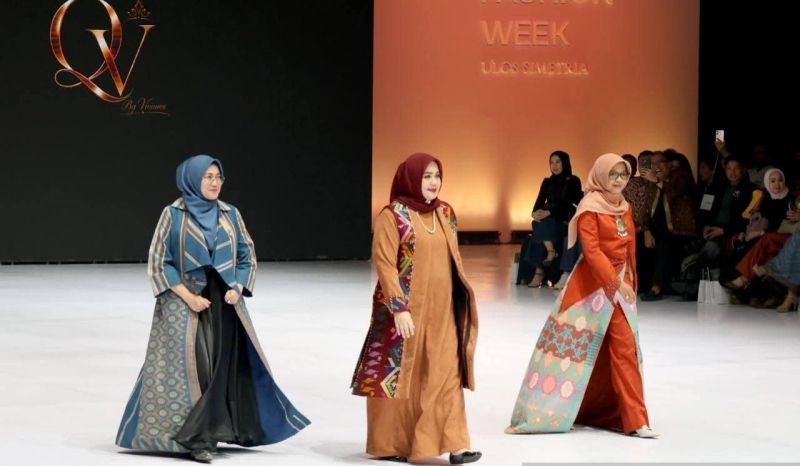 Wagub NTB Indah Dhamayanti Jadi Model di Indonesia Fashion Week 2026, Kenalkan Tenun Renda hingga Pringgasela