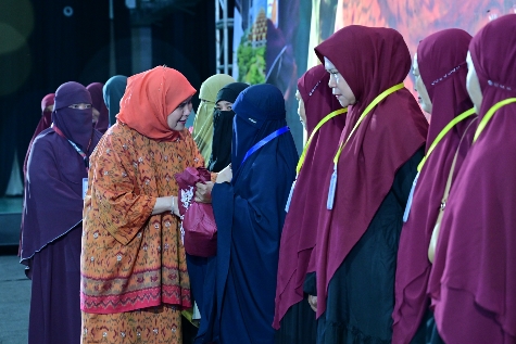Wakil Wali Kota Makassar Serahkan 100 Paket Sembako untuk Guru Mengaji di Rangkaian Muktamar V Wahdah Islamiyah