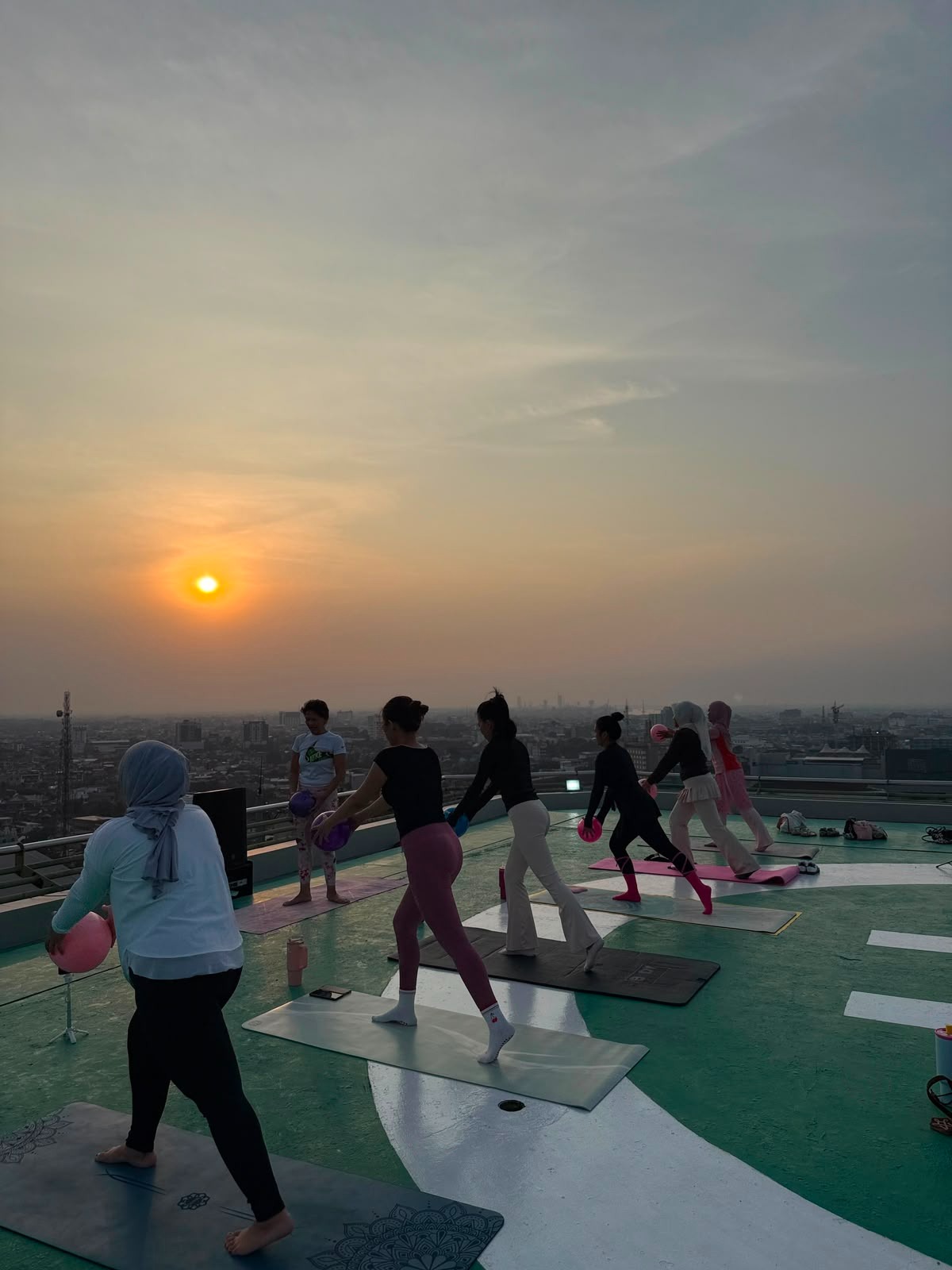 Helipad ARYADUTA Palembang Jadi Studio Pilates, 55 Peserta Ikuti Sky Mat Session di Ketinggian
