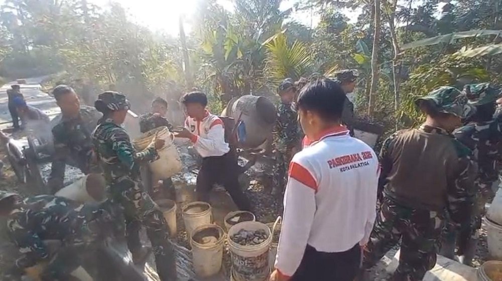 Purna Paskibraka Salatiga Turun ke Desa Cukil Tengaran, Bantu Pengecoran dan Siapkan Konsumsi Warga
