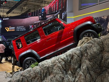 Suzuki Jimny 5-Door Bukan Cuma Mobil Pria, Ini Bukti Ramahnya buat Wanita di GIIAS 2026