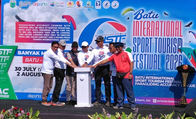 Parade Bantengan Nuswantoro dan Kejuaraan Paralayang Warnai Akhir Pekan di Kota Batu, Target 1 Juta Wisatawan