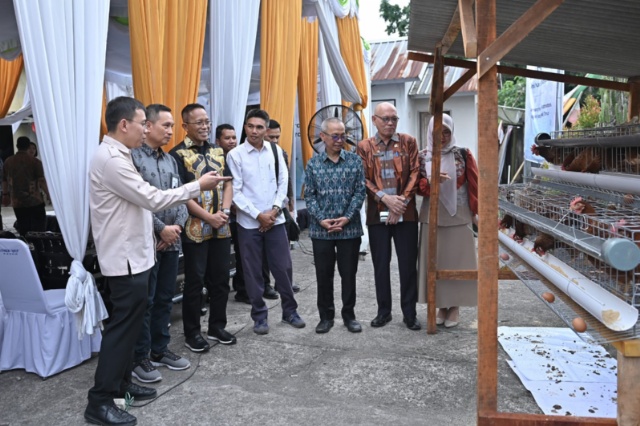 Bank NTB Syariah Serahkan Bantuan Ayam Petelur ke 20 Warga Lombok Timur, Dukung Program Desa Berdaya
