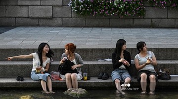 Gelombang Panas Ekstrem Landa Seoul, Warlok dan Turis Pilih Ngadem di Mal dan Sungai