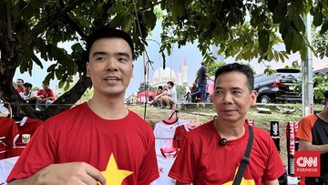 Tujuh Suporter Vietnam Melebur di Tengah Ribuan Fans Indonesia di Stadion Pakansari